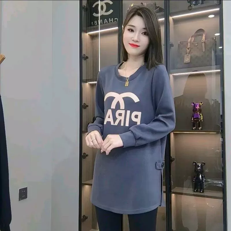 2024 осень и зима новый средний длинный с открытым вилкой и уменьшением возраста дизайн топ дикий алфавит повседневный тонкий и плотский свитер женский