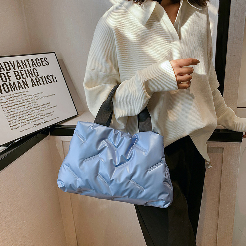 El Comercio exterior transfronteriza Moda bolso de gran capacidad para las mujeres 2023 Otoño e Invierno Nuevo abajo bolsa de tela de moda simple bolso de las mujeres