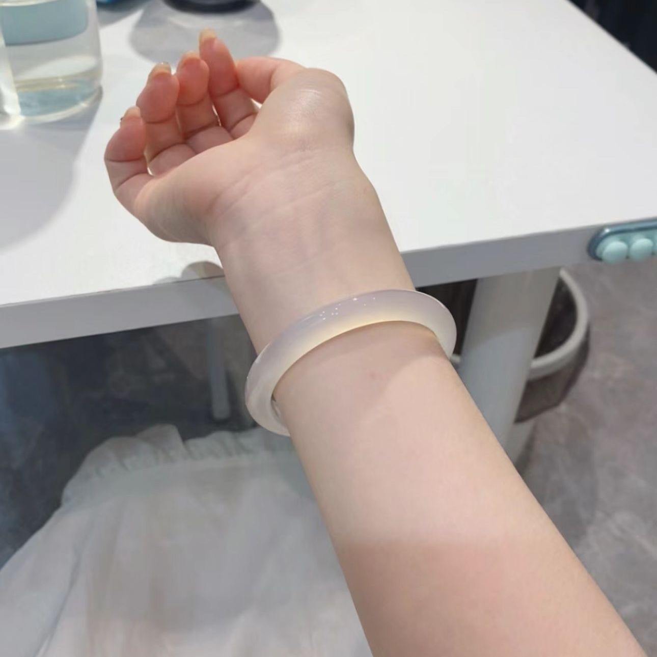 도매 하이 아이스 화이트 문라이트 칼세도니 라운드 팔찌 브랜드 동일 스타일 아게이트 리치 냉동 옥 팔찌 라이브 공급