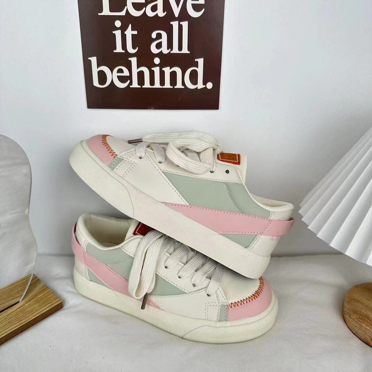 2024 primavera y verano de bajo nivel de color coreano zapatos de lona de mujer Harajuku ventilado puerto callejero de moda zapatos blancos