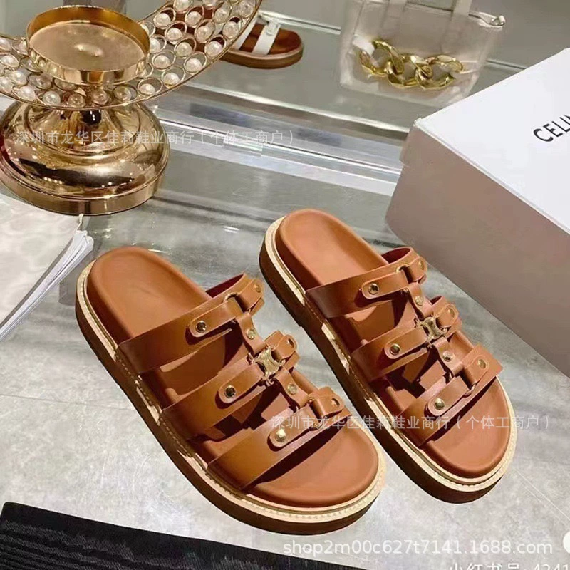Высококлассная версия триумфальной арки с тремя полосами с толстой подошвой тапочки женский 2024 новый кожаный лапша римские сандалии наполовину прижат металл