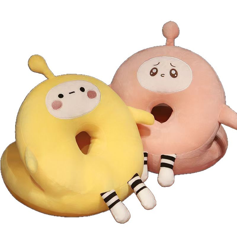 かわいい創意的な昼休みの枕の卵の子のパーティーは腹ばいになります。|undefined
