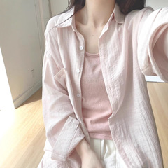 韓国系シンプルなピンクの薄い日焼け止めシャツ女性の夏のゆるい怠惰なシャツは、コートの長袖の上着を重ねて着ています