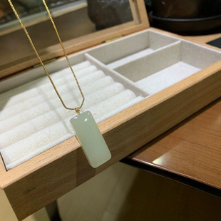 Hotan Yusu brand clavicle chain, 18k gold inlaid buckle head, ice moist, fresh color, thick card type