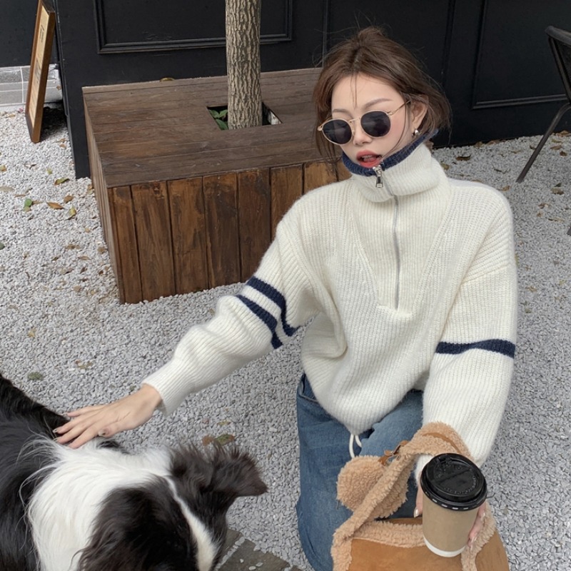Winter knitted sweater with zipper for leisure