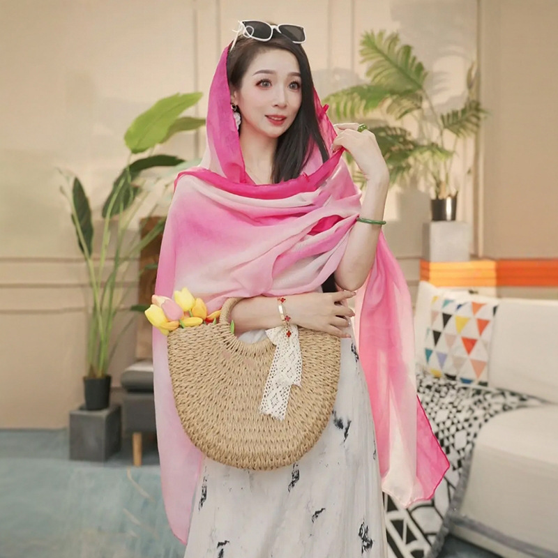 Chal de protección solar de verano para mujer 2025 nuevo estilo hebilla largo estilo étnico fotografía de viaje estilo fino playa bufanda de seda capa