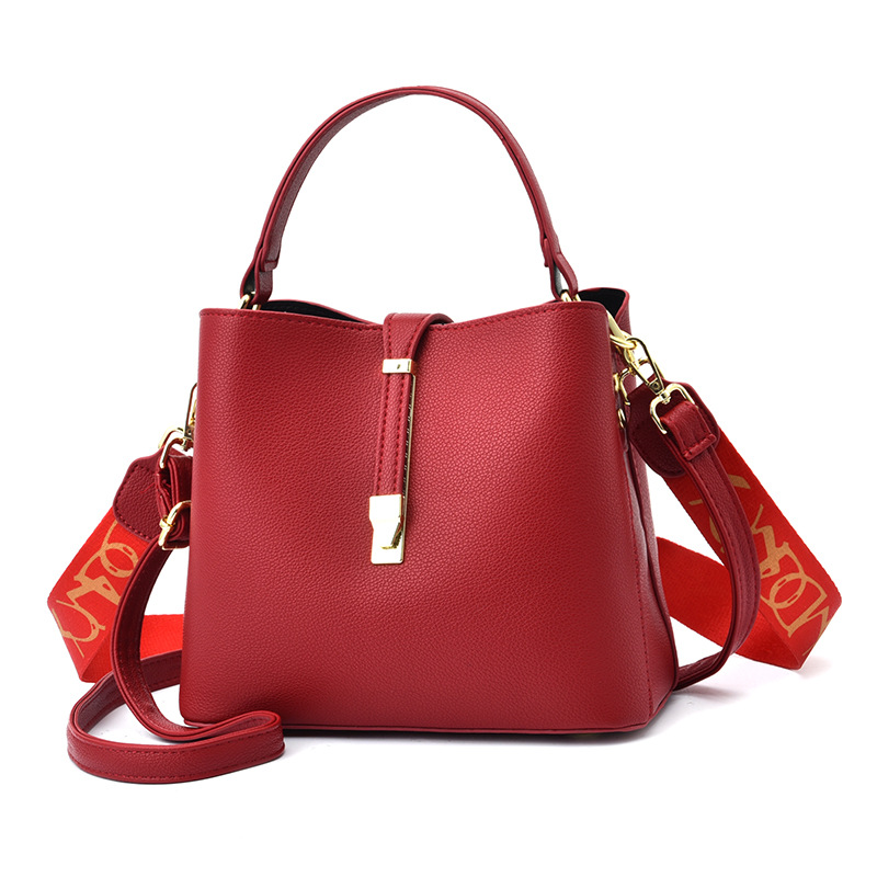 Priljubljene torbe 2023 pomlad in poletje nova trendovska korejska različica ženske široke torbe z vzorcem ličija, torba za čez ramo iz enega kosa, dostava preko spleta_voghion.com