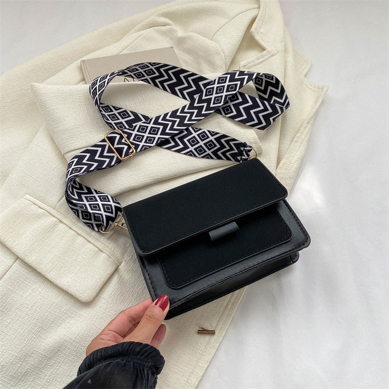 Moda retro simple temperamento amplio cinturón de hombro mochila de hombro para mujeres 2023 otoño y invierno versátil bolso pequeño coreano