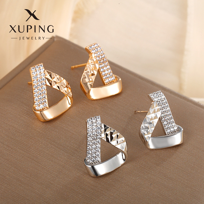 Pendientes triangulares de aleación Xuping con baño electrolítico para mujer, pendientes de lujo ligero de alta gama, estilo minimalista y moderno.