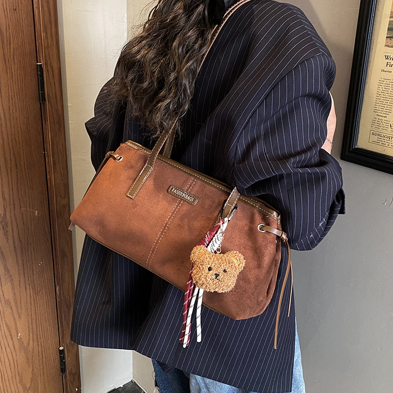 Bolsa de terciopelo coreana retro de seda para mujeres otoño / invierno 2025 nueva moda versátil bolso de hombro con brazo bolso de viaje