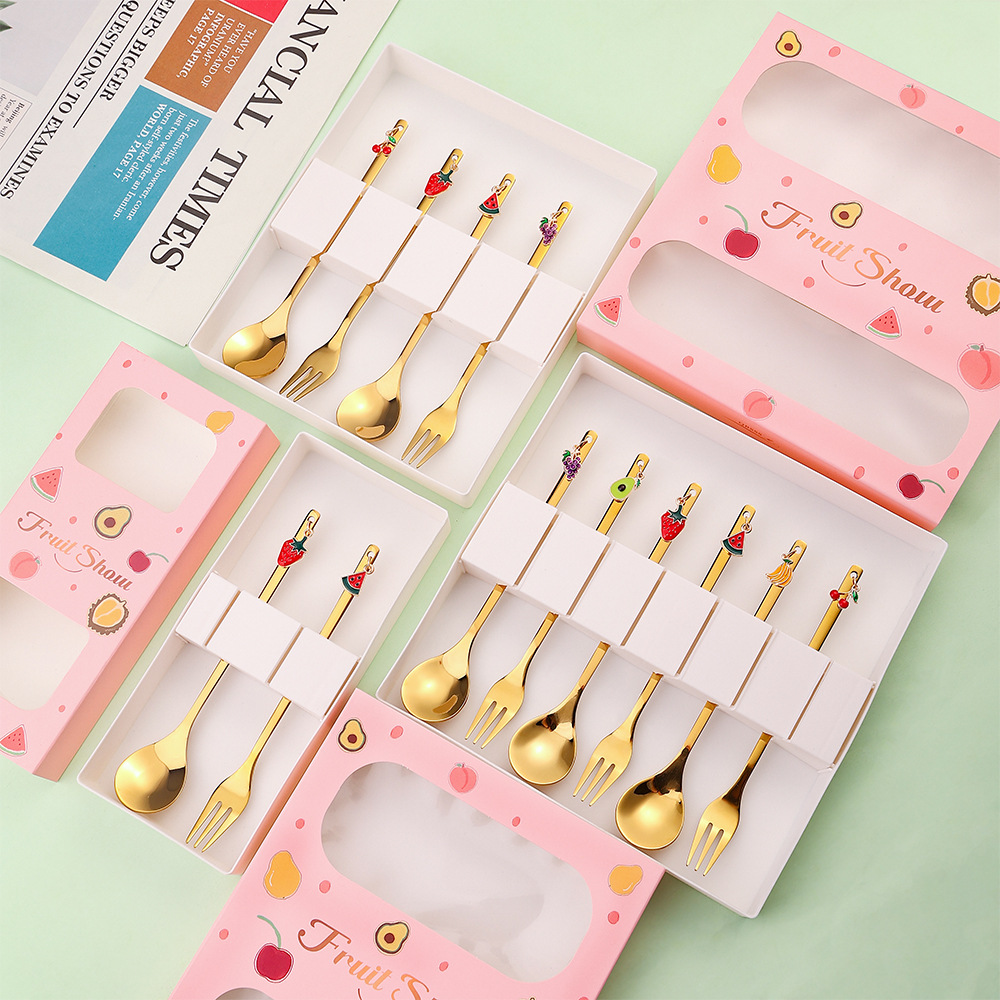 J不锈钢勺子套装 卡通草莓西瓜甜品咖啡勺金色水果叉卡通吊坠套装