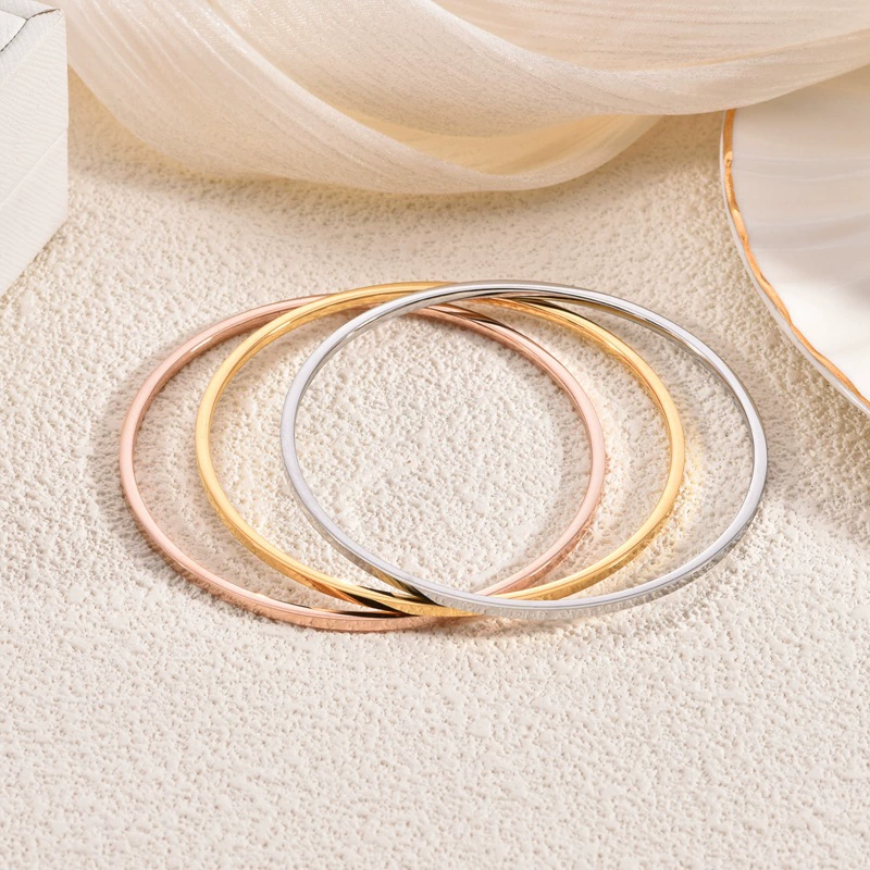 Golden glossy universal bracelet stainless steel, 18 carat, pink gold, 2mm, simple and elegant design