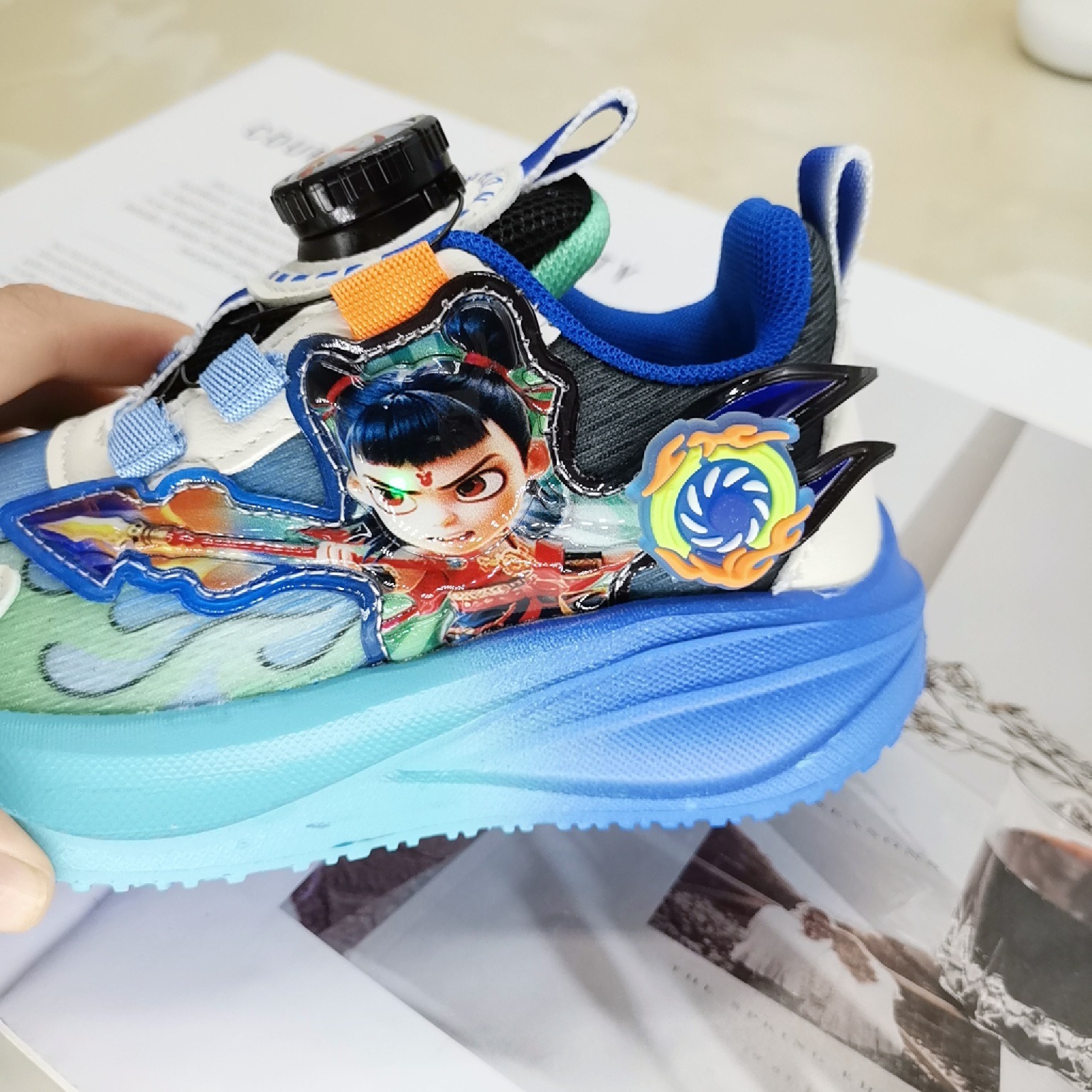 2025 principios de otoño nuevo estilo doble red niños niños niños niños pequeños y medianos niños de 3 a 6 años Nezha con molino de viento con zapatos deportivos ilumtados