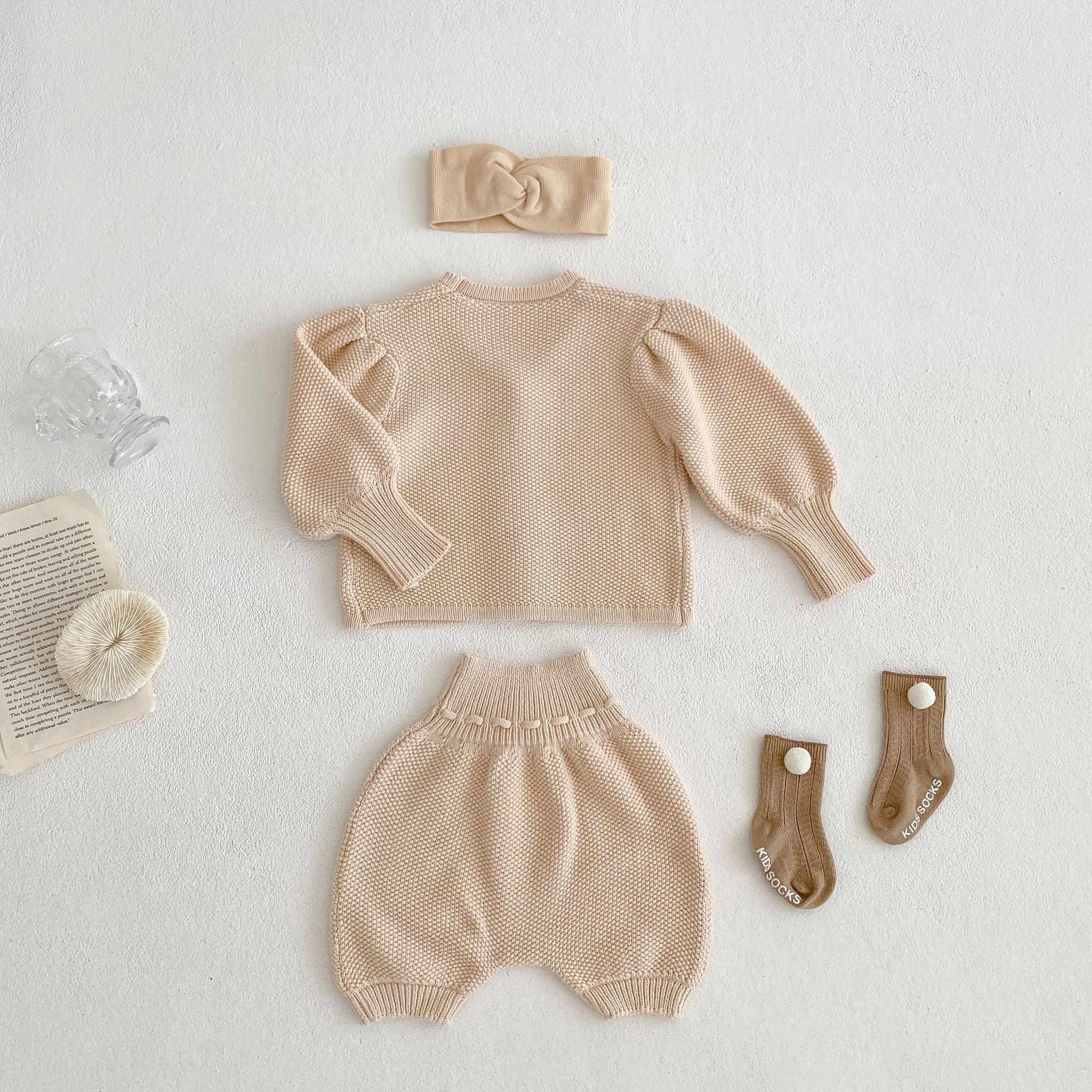 2024 Tavaszi Baba Férfi és Női Kötött V-nyakú Buborékos Ujjú Kabát Lámpás Rövidnadrág Két Részes Szett_voghion.com