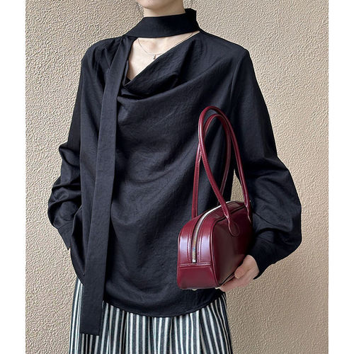 A design-oriented, V-neck, fringe-sleeve, long-sleeve women's autumn Korean-style loose and versatile blouses, fashionable top.
