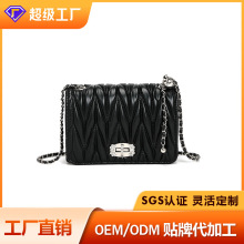 广州箱包工厂批发包包女冬季2025新款褶皱链条小金球斜跨包斜挎