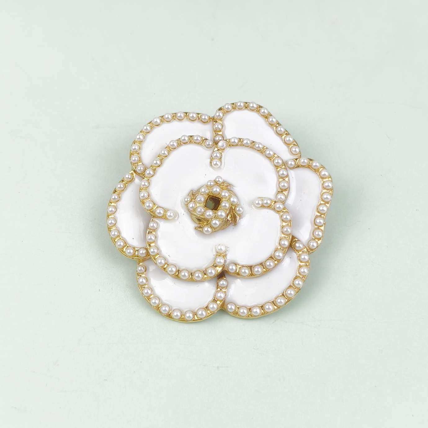 Broche de perlas de camelia Advanced Sense Accesorios de ropa para damas Aguja de cuello Collar decorativo de aleación anti-brillo