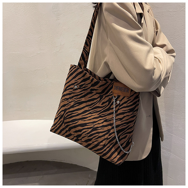 Autumn Winter Big Bag New Animal Pattern Large Capacity Bag Fashion One-shoulder Tote Bag display picture 5