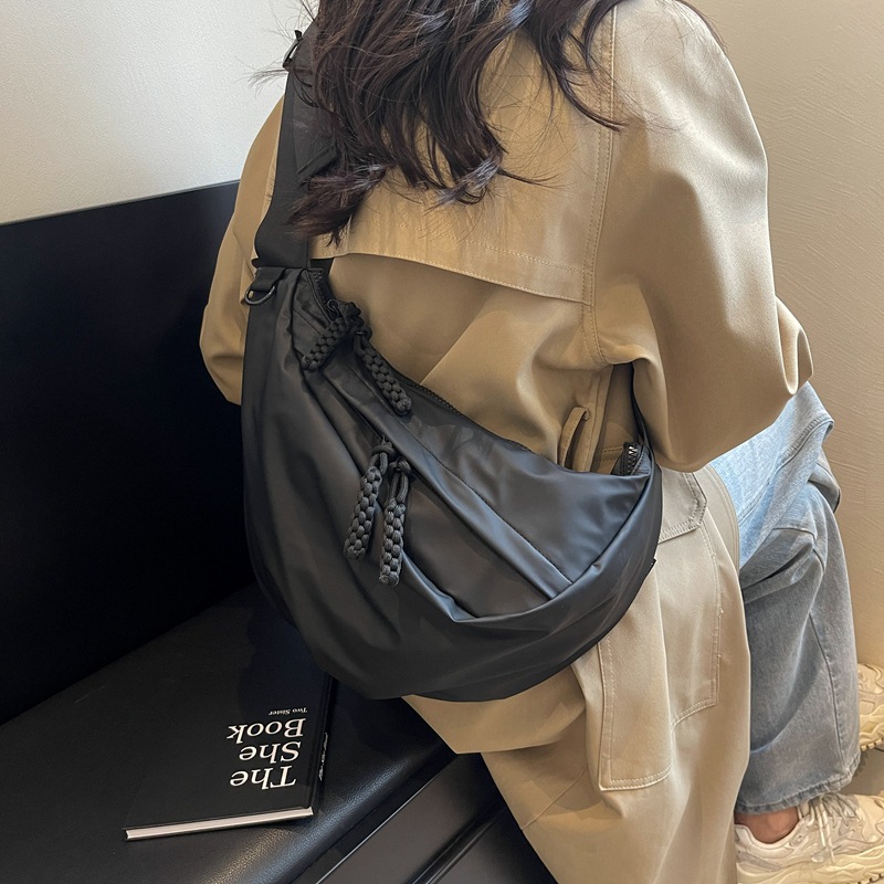 Borsa a tracolla donna modello dumpling elegante versatile_voghion.com