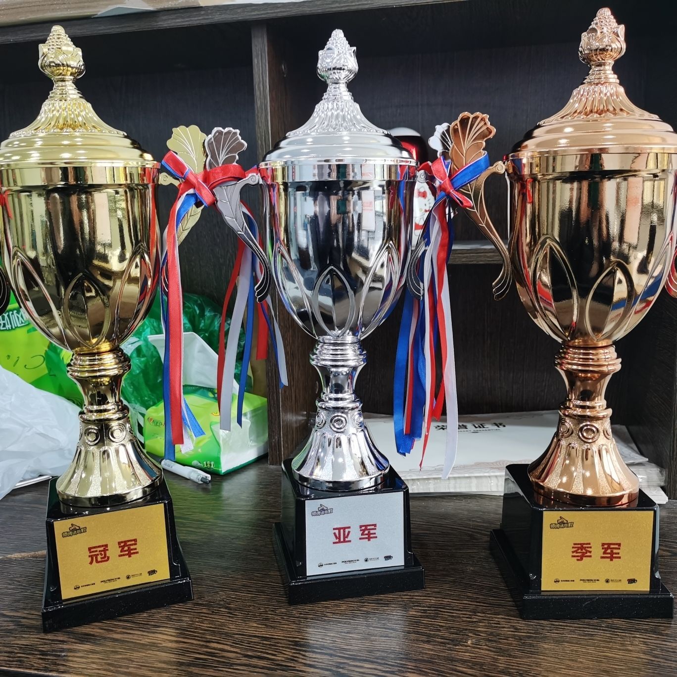 Impresión gratuita de trofeos de metal de grabación de clavos de baloncesto campeonato de fútbol de estudiantes juegos infantiles