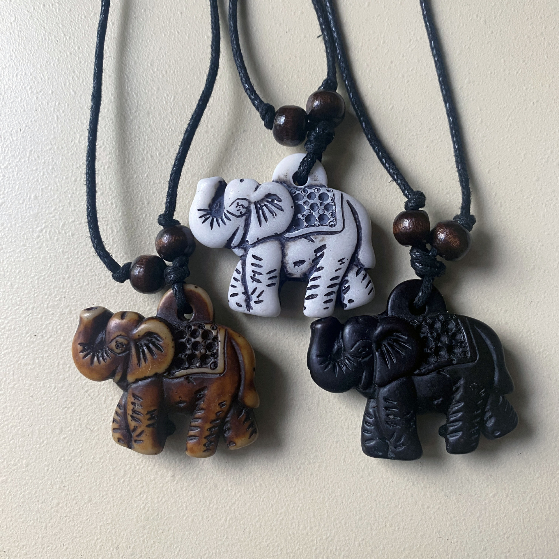 Hot-Selling Foreign Trade Men's and Women's Couple Necklaces, Imitation Yak Bone Carved Elephant, Travel Souvenir Trinkets, Wholesale