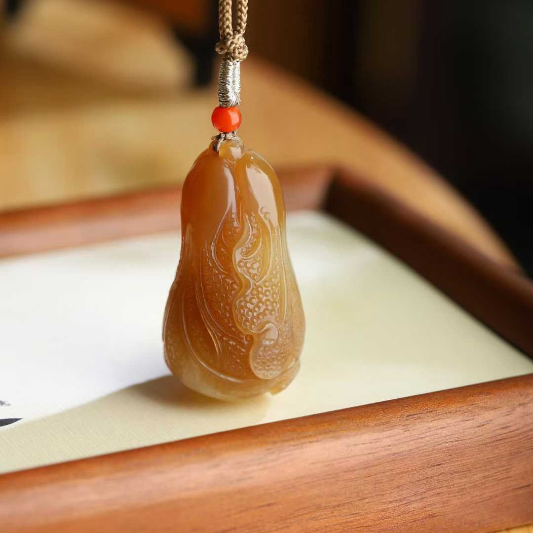 玉器工艺品天然新疆和田玉且末料老料俏糖色白菜吊坠男女玉石挂坠