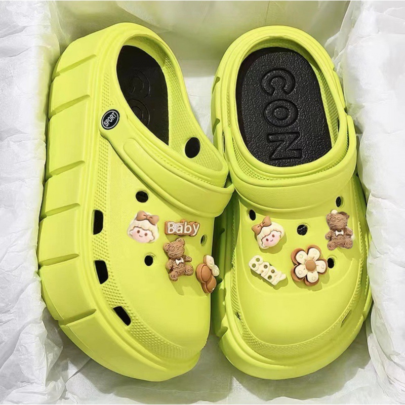 Zapatos de agujero de suela gruesa para mujer verano 2023 nueva celebridad en línea Princesa punta cerrada slip-on sandalias lindas ropa exterior para mujer