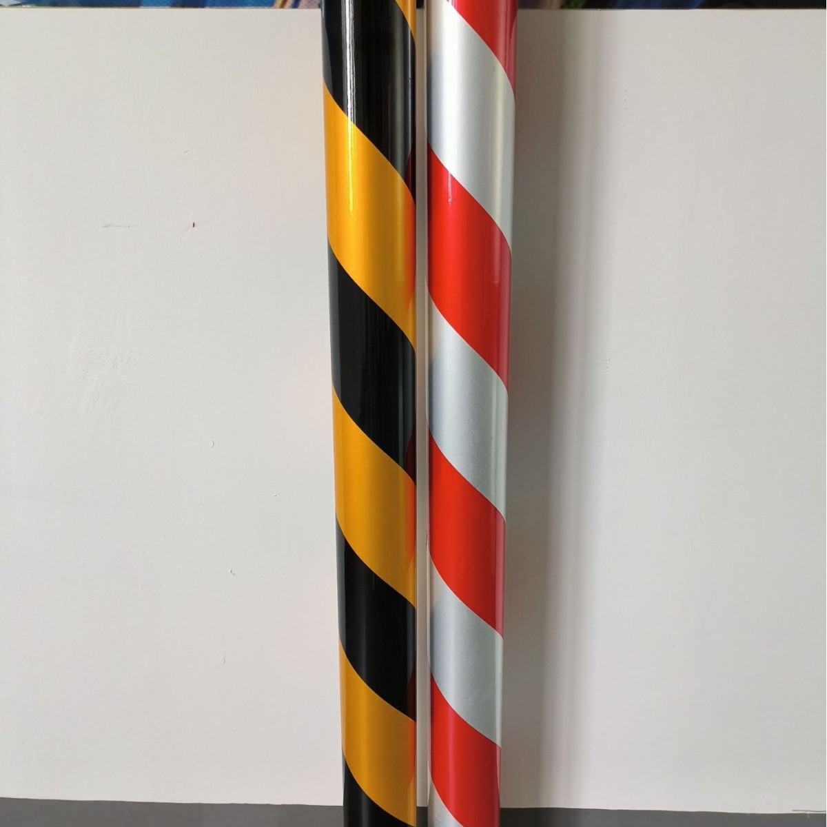 厂家直销黄黑红白双色斜纹反光膜反光警示胶带交通反光贴可分切