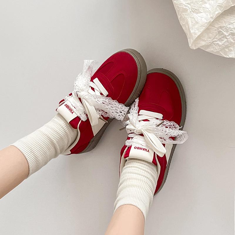 Clásico rojo nicho retro ballet alemán zapatos de entrenamiento femenino 2025 nuevas zapatillas de encaje casuales planas transpirables de primavera y verano