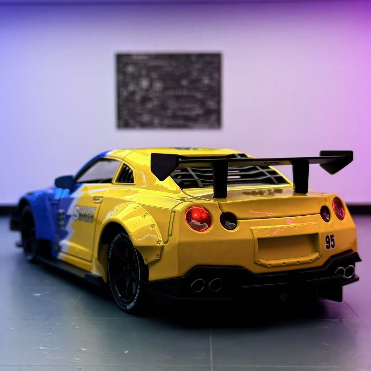 Coche a modelo de coche 1 a 24 Nissan GTR versión de carretera con modelo de sonido de coche deportivo de aleación en aerosol