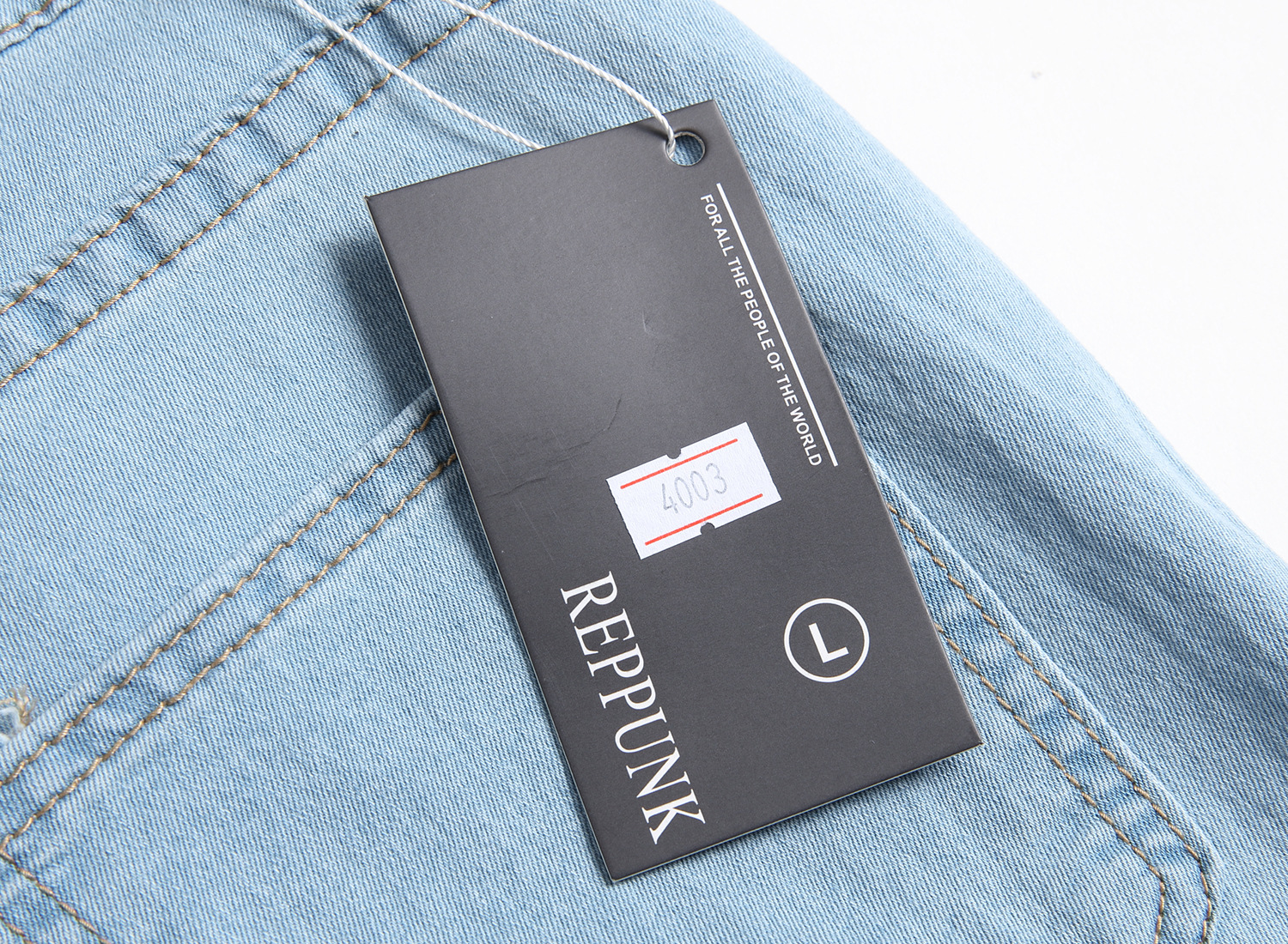 Bianco e vissuto slim per i jeans da uomo dalla vestibilità attillata_voghion.com