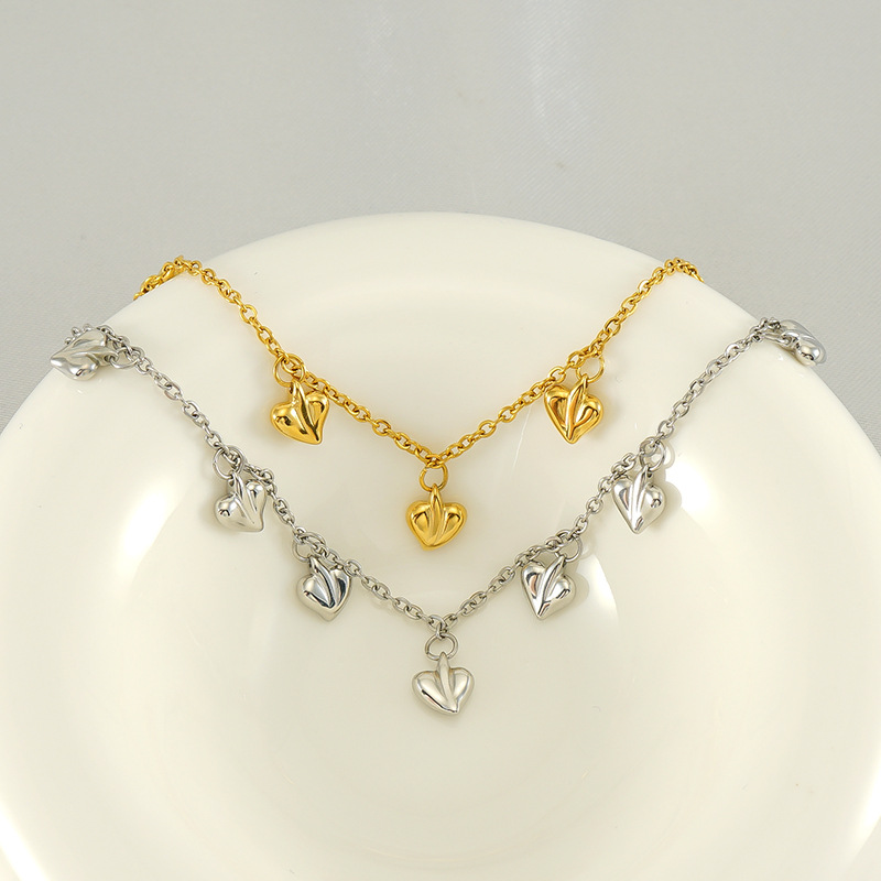 Collar europeo y americano transfronterizo diseño de nicho femenino colgante en forma de corazón de alto grado collar de acero de titanio geométrico de oro Cadena de clavícula femenina