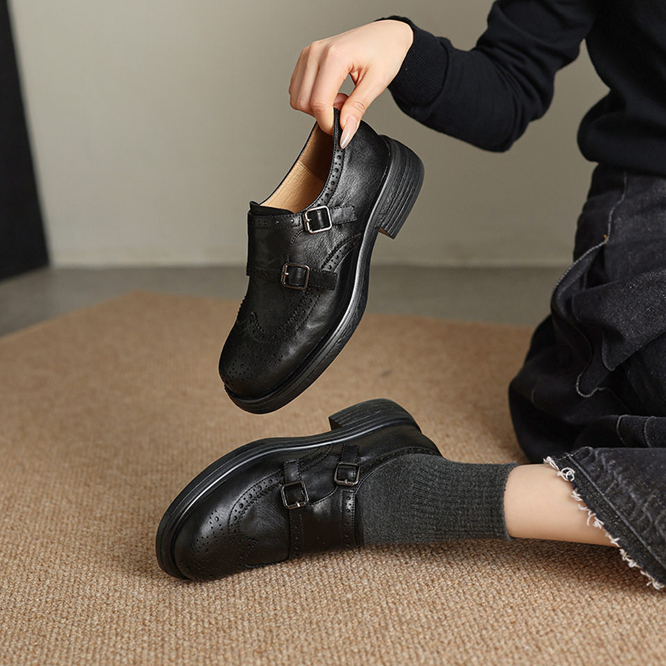 Giày loafer nữ mũi tròn bít phong cách Anh quốc, khóa thắt lưng trang trí — màu nâu