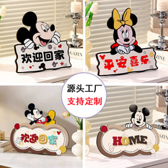 ミッチは家に帰って装飾品を飾って新しい家の玄関の装飾品を飾ってリビングのテレビの戸棚の下駄箱を飾って戸口に入ります。