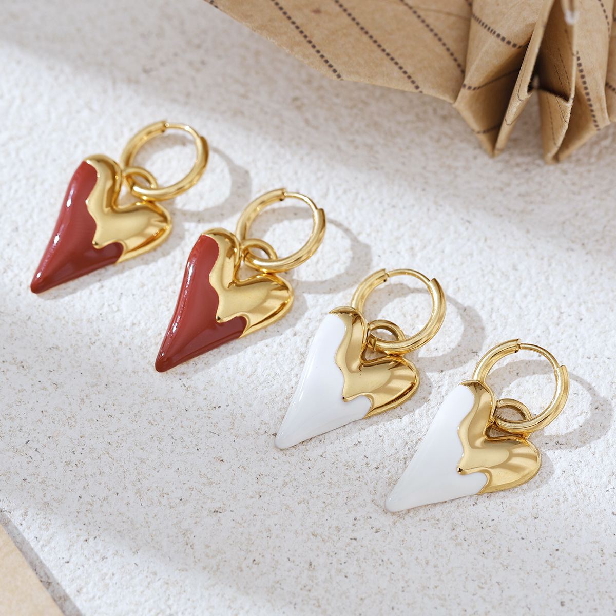 TENA Europa y los Estados Unidos pendientes de acero inoxidable lujo ligero nicho versátil amor mano goteo pendientes de aceite para mujeres no desvanecerse venta caliente
