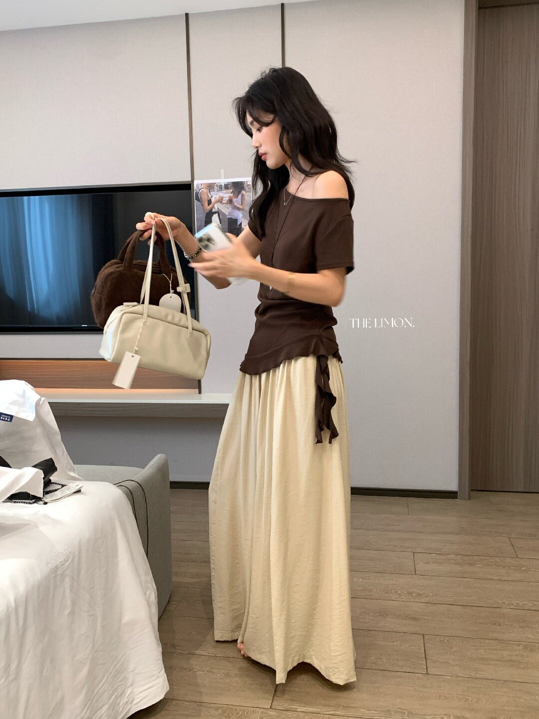 Áo thun nữ tay ngắn thiết kế lệch vai, dây rút eo, phong cách Hàn Quốc — màu đen, Màu cà phê, màu trắng, Xám hoa chi tiết 46