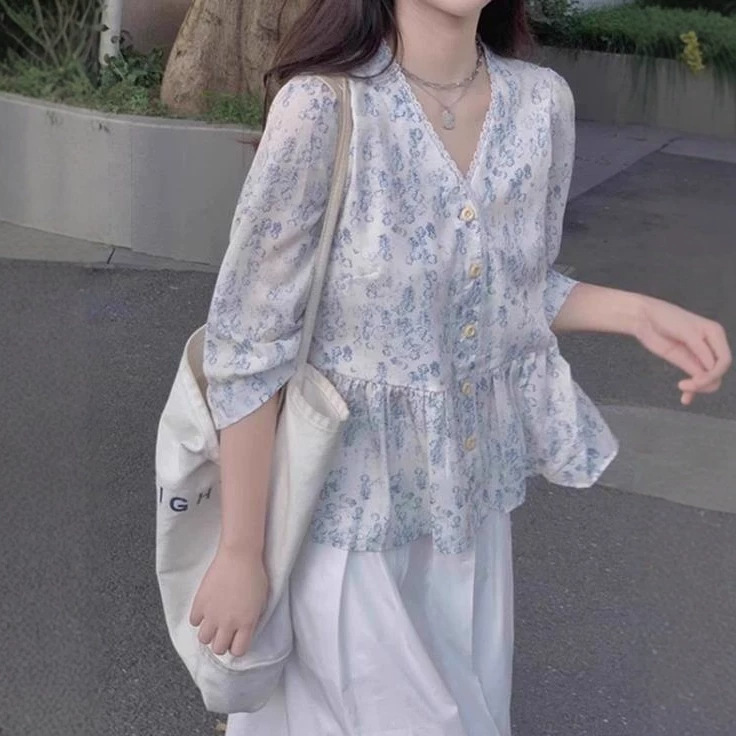 New French-Style Floral Babydoll Shirt with Three-Quarter Sleeves, Unique Design, Loose Fit, Slimming Top for Women