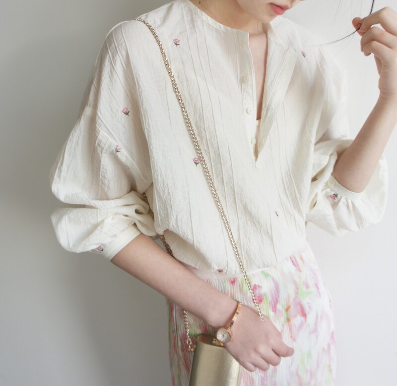 Apricot powder floret embroidery long sleeve pullover French gentle shirt lantern sleeve Tencel matte dark vertical pattern Apricot powder floret embroidery long sleeve pullover French gentle shirt lantern sleeve Tencel matte dark vertical pattern