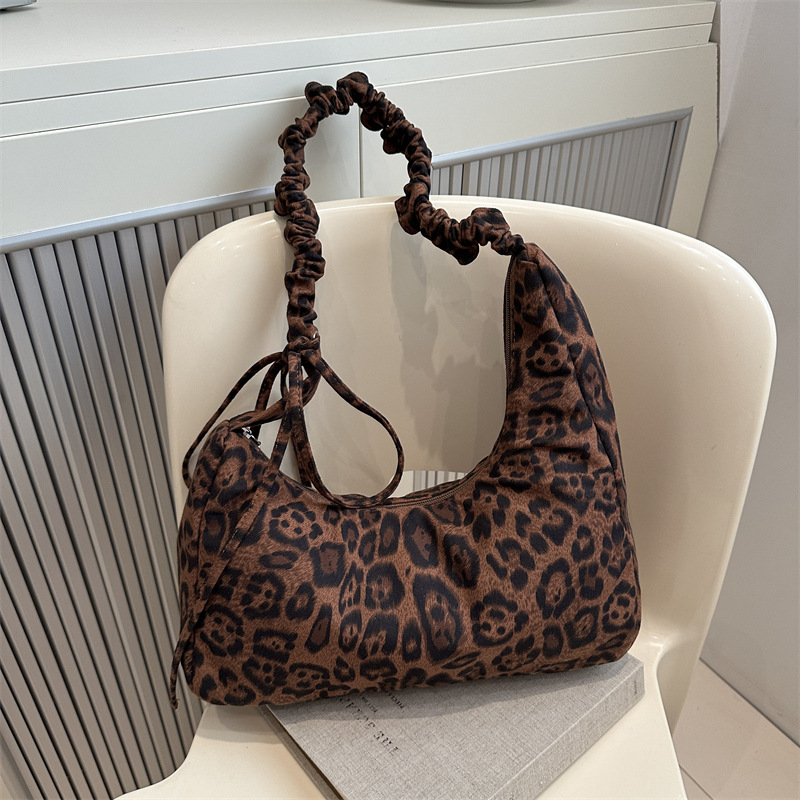 Otoño e invierno súper caliente nicho bolso con estampado de leopardo femenino 2024 nuevo bolso de mensajero plisado retro bolso de axila de hombro de moda