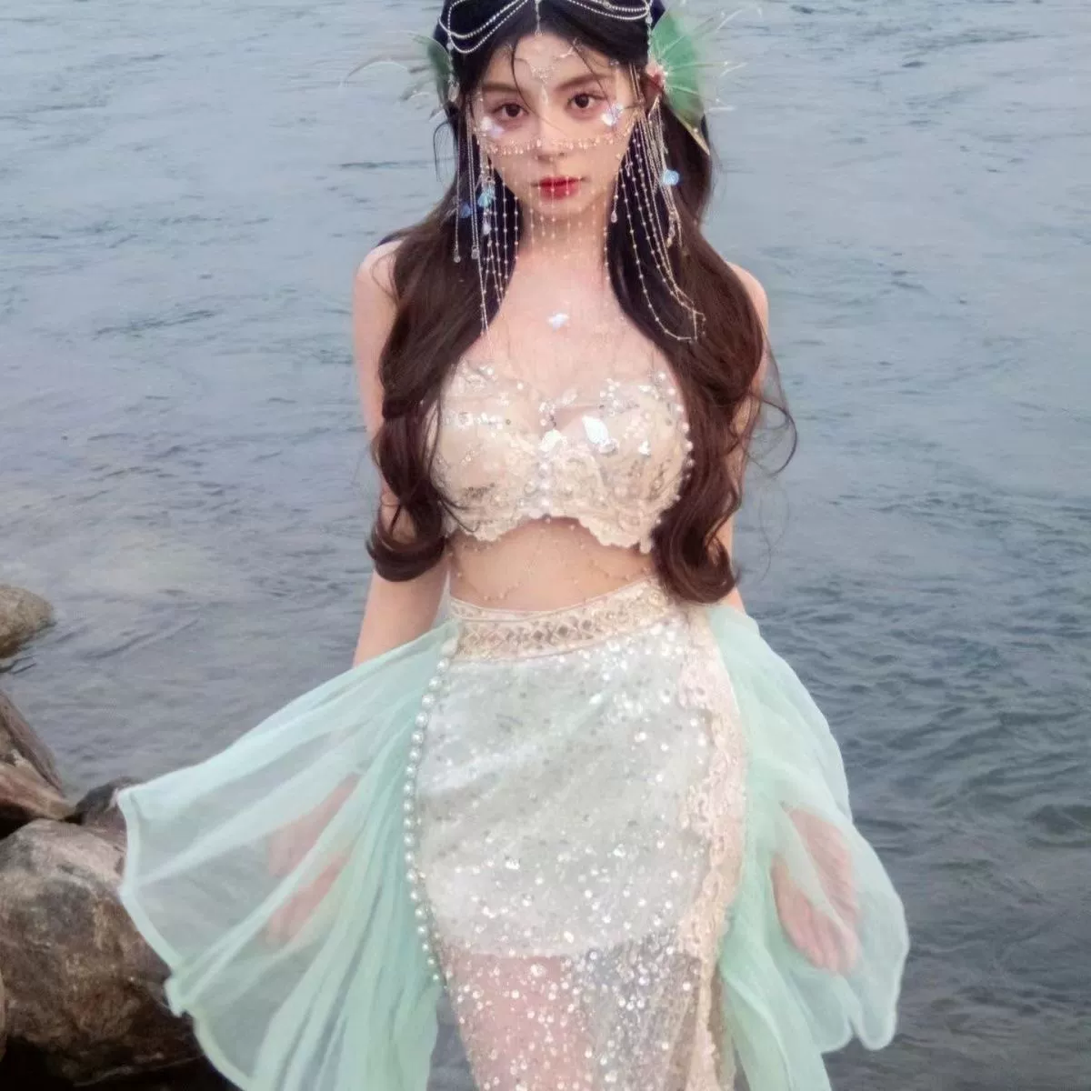 Популярная новая версия одежды принцессы-русалки Xishuangbanna, популярная принцесса-русалка Санья, популярная туристическая фотография, этнический танец