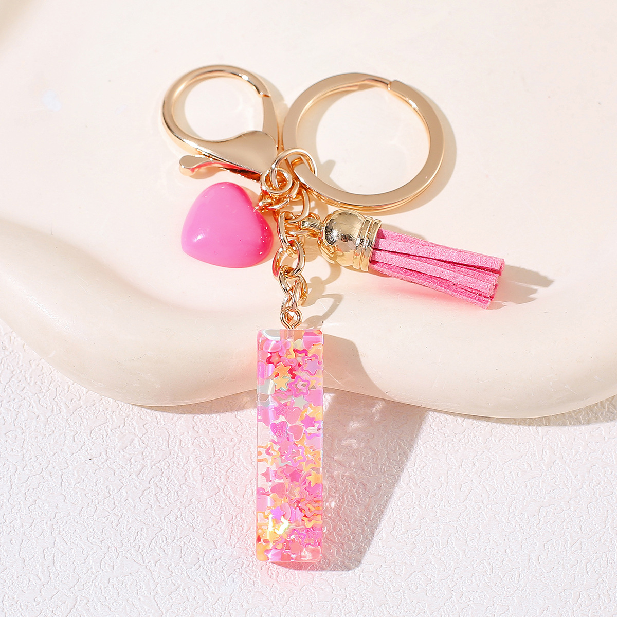 2024 nuevo amor rosa original letras de fresa llavero chicas letras de resina colgante ventas calientes transfronterizas