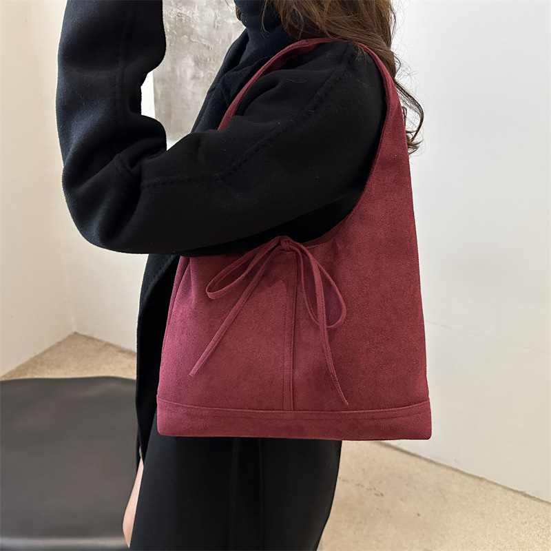 2024 nuevo estilo simple de moda de peluche, bolso de moda, bolso de hombro de gran capacidad, retro otoño y invierno, bolso de brazo.