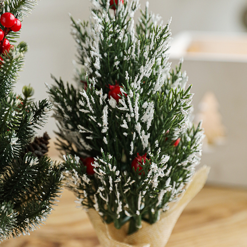Imitación de plástico verde con nieve mini fruta roja árbol de Navidad decoración de escritorio pequeño regalo de Navidad