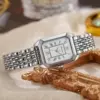 Серебристый корпус, белый циферблат (римские цифры)