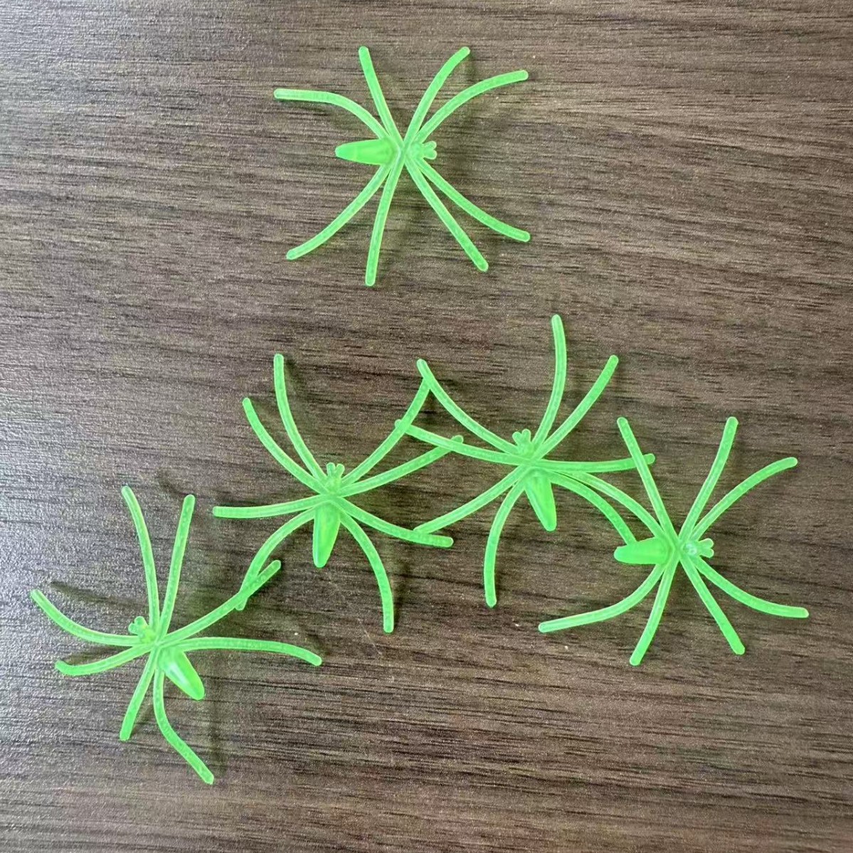 어둠 속에서 빛나는 작은 거미(10개 팩)