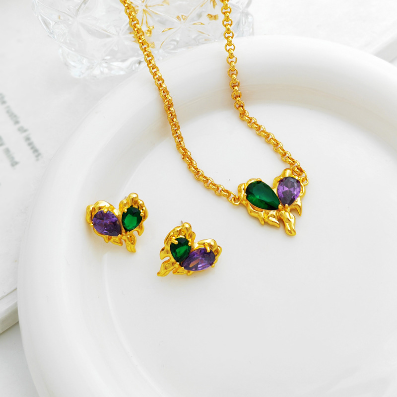 Fashion Heart Shape Copper Gold Plated Inlay Zircon Ear Studs 1 Pair