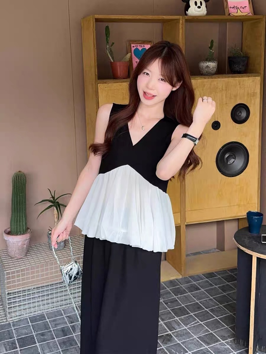 Bộ áo hai dây phối chân váy midi phong cách Hàn Quốc — đen