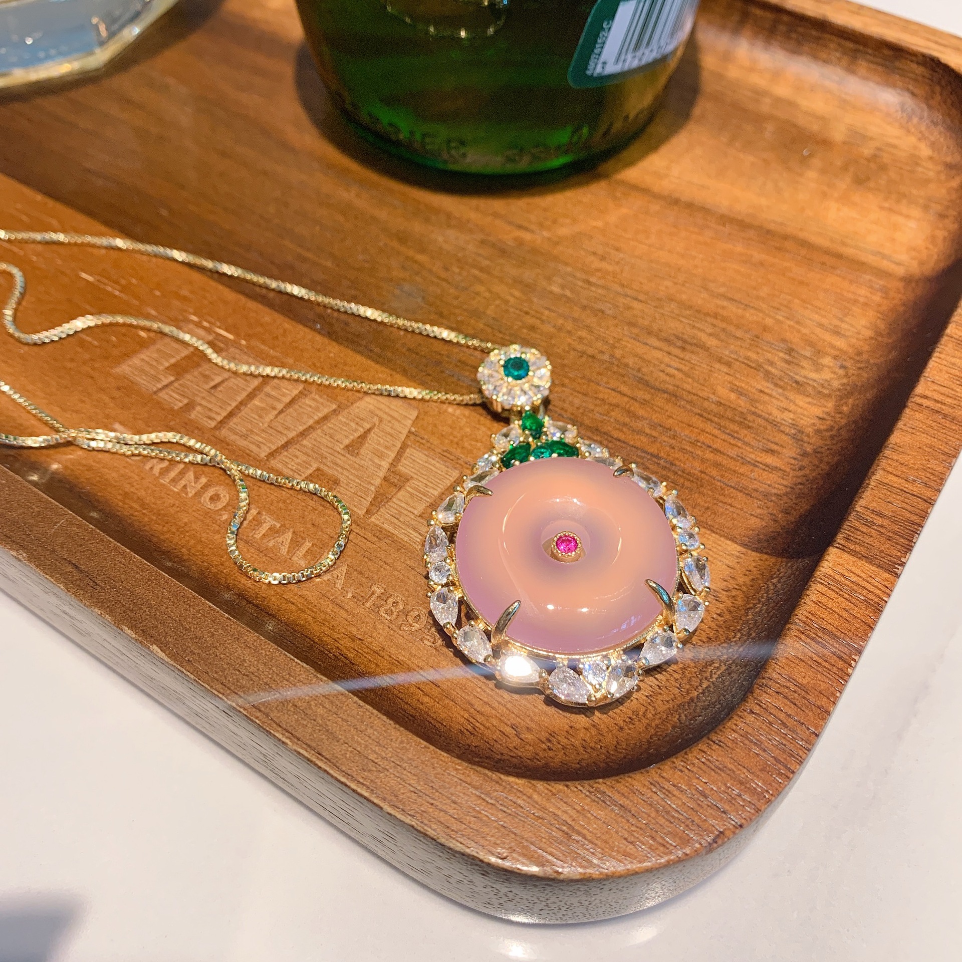 Zhuang Sheng joyería con incrustaciones de Calcedonia Rosa colgante de oro redondo hebilla de seguridad collar elegante colgante de jade de las mujeres al por mayor