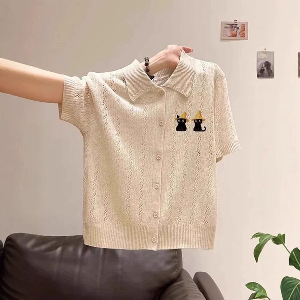 Áo polo nữ tay ngắn cổ bẻ thêu họa tiết form rộng — Màu yến mạch chi tiết 3