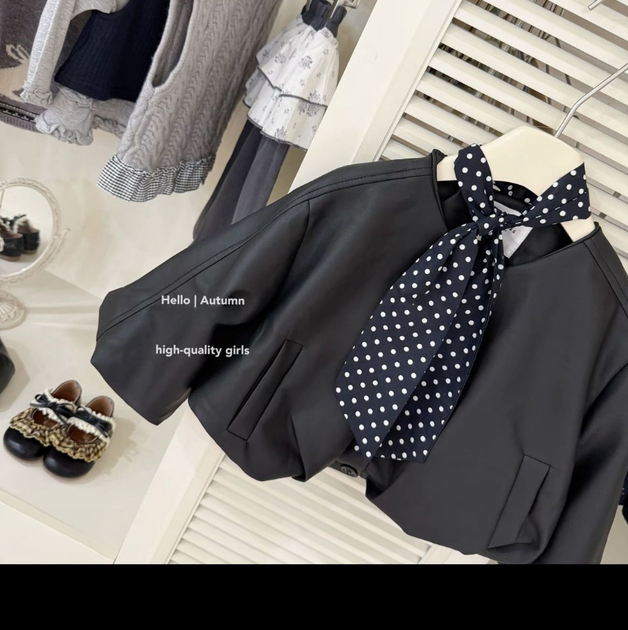 Diseño original para niñas otoño y invierno 2025 abrigo de cuero negro corto exterior abrigo de bebé elegante